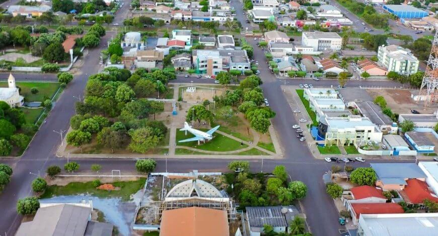 An&uacute;ncio de outdoors em Canarana